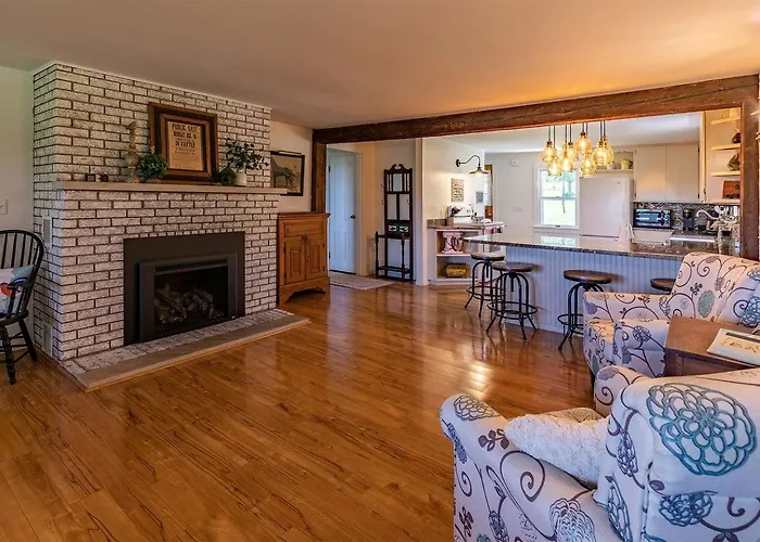 Peaceful And Serene Farmstead Retreat With Horseback Riding In Stockton, Illinois, Perfect For A Family Getaway *