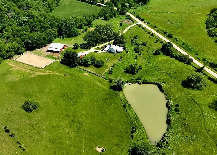 Peaceful And Serene Farmstead Retreat With Horseback Riding In Stockton, Illinois, Perfect For A Family Getaway Ferienhaus