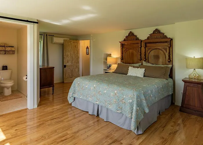 Peaceful And Serene Farmstead Retreat With Horseback Riding In Stockton, Illinois, Perfect For A Family Getaway * Stockton