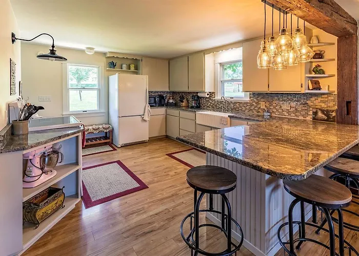 Peaceful And Serene Farmstead Retreat With Horseback Riding In Stockton, Illinois, Perfect For A Family Getaway Ferienhaus *