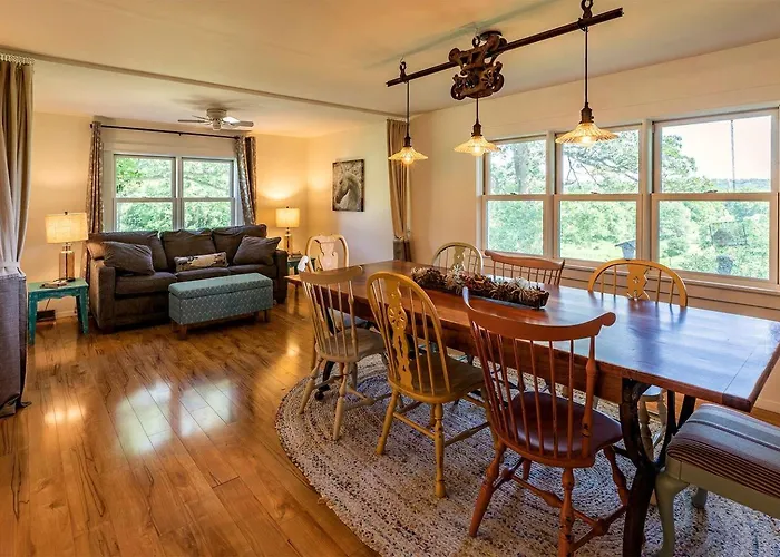Peaceful And Serene Farmstead Retreat With Horseback Riding In Stockton, Illinois, Perfect For A Family Getaway Ferienhaus *