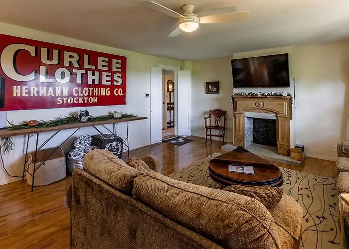 Peaceful And Serene Farmstead Retreat With Horseback Riding In Stockton, Illinois, Perfect For A Family Getaway *